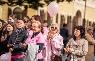 Idén is rózsaszín szalagok lepték el a Kossuth teret: több százan sétáltak, hogy felhívják a figyelmet a mellrák elleni küzdelemre