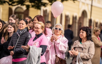 Idén is rózsaszín szalagok lepték el a Kossuth teret: több százan sétáltak, hogy felhívják a figyelmet a mellrák elleni küzdelemre