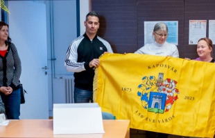 Szita Károly emlékzászlót ajándékozott a Gyakorló iskolának