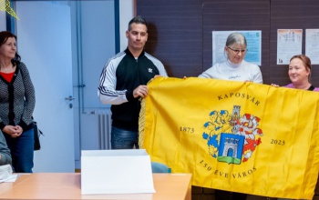 Szita Károly emlékzászlót ajándékozott a Gyakorló iskolának
