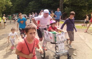 Köztéri játszótérre gyűjt adományokat a magyar Forrest Gump