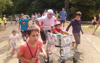 Köztéri játszótérre gyűjt adományokat a magyar Forrest Gump