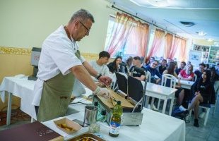 Volt tanulók mutatták meg a szakmákban rejlő lehetőségeket a Széchenyiben
