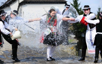 Témánál vagyunk: a legtöbb lány nem szereti a locsolkodást, mégis minden évben várják a fiúkat