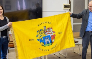 Emlékzászlót kapott a kaposvári iparművészeti iskola is