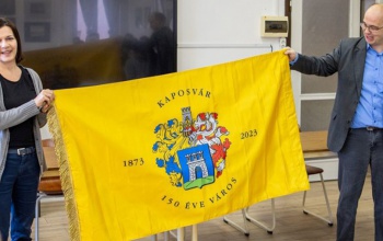 Emlékzászlót kapott a kaposvári iparművészeti iskola is