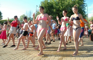 Vízparti Roxparty a Virágfürdőben