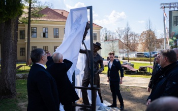 Hazatért a festő – szobrot kapott Kaposváron Vaszary János