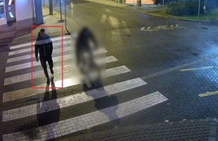 Letörte a félsorompót, keresi a rendőrség