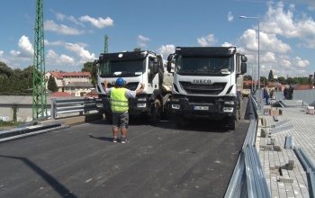 Négy teherautó 130 tonnányi súllyal robogott át a Hársfa utcai felüljárón