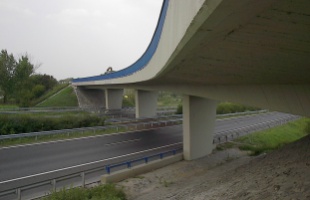 Követ dobott az M7-esen haladó autóra