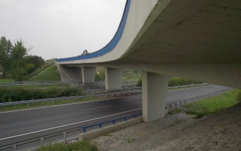 Követ dobott az M7-esen haladó autóra