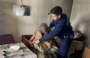Rendőrök mentettek meg egy kihűlés szélén álló idős férfit Batéban