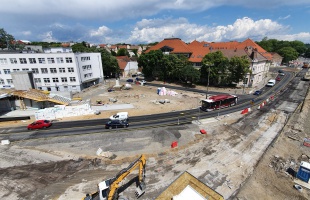 Már az új sávokon haladhatunk a Szarvas üzletház előtt