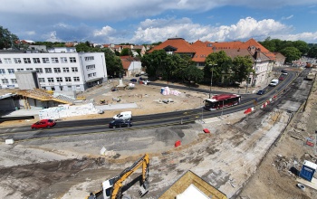 Már az új sávokon haladhatunk a Szarvas üzletház előtt
