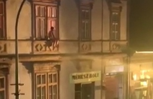 Sokkoló? Kiugrott egy férfi egy Fő utcai társasház emeletéről - videó