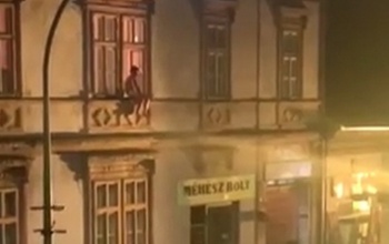 Sokkoló? Kiugrott egy férfi egy Fő utcai társasház emeletéről - videó