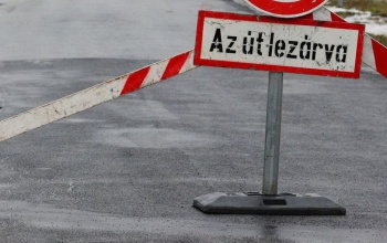 Ideiglenesen megállni tilos