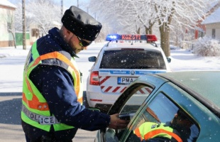 Piásan, jogsi nélkül, a vezetéstől eltiltva vezetett a szabási férfi
