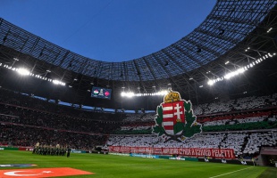 Szigorúan büntetett az UEFA: szektorlezárás és 30 millió forintos bírság a magyar–török meccs rendbontásai miatt