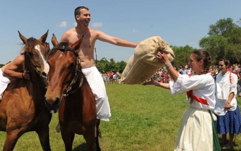 Egy évig ingyen ihatott a király a kocsmában