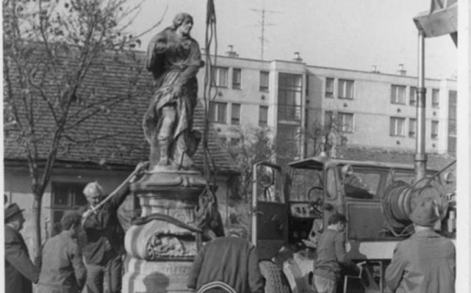 Rókus-szobor a kavargó időben