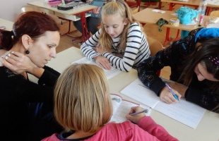 Egyetemi hallgatók gyermekek tanulását segíthetik
