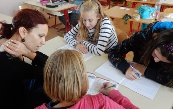 Egyetemi hallgatók gyermekek tanulását segíthetik
