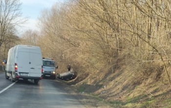 Felborult egy autó a jutai kanyarban