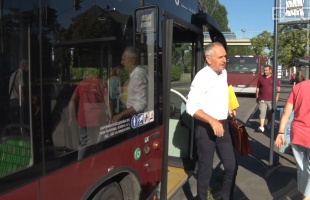 Sárga mappával járja a várost a polgármester