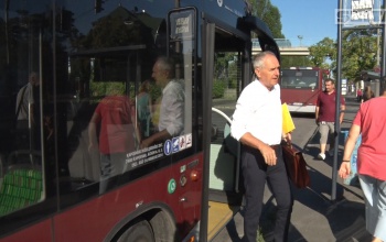 Sárga mappával járja a várost a polgármester