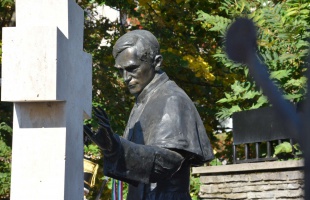Márton Áron szobra előtt tisztelegtek a kaposváriak