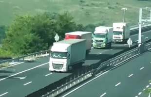 Előznek a tilalom ellenére a kamionok - videó