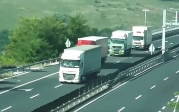 Előznek a tilalom ellenére a kamionok - videó