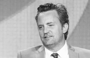 Meghalt Matthew Perry, a Jóbarátok sztárja