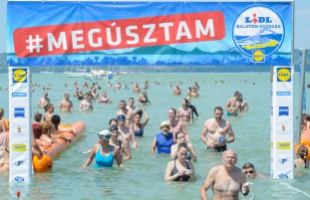 Rekordot döntöttek a nevezők - rengetegen jelentkeztek Balaton-átúszásra