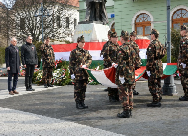 Levonták a nemzeti lobogót a Kossuth téren