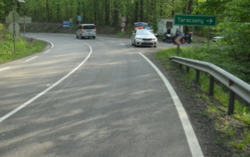 Kifolyt olajat hagyott az úton, egy motoros elcsúszott rajt