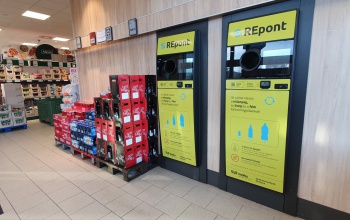 Már a boltok polcain lehetnek az 50 forintért visszaváltható palackok