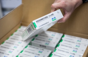 Hatszázezer adag Sinopharm-oltóanyag érkezett Magyarországra