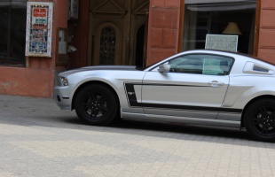 Mustanggal a klotyóra - rendre a sétálóutcán parkol a képviselő