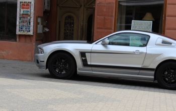 Mustanggal a klotyóra - rendre a sétálóutcán parkol a képviselő