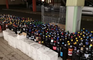 Több mint ezer liter alkoholos italt találtak a pénzügyőrök