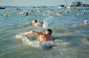 Több mint 11 ezren vettek részt a Balaton-átúszáson