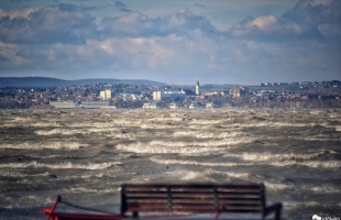 Megbillentette a szél a Balaton vizét