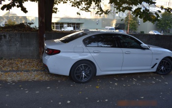 Nem fért el a parkoló autó mellett