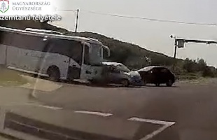 Baleset a 67-esen: fékezés nélkül csapódott bele az autóba, egy ember súlyosan megsérült - VIDEÓ