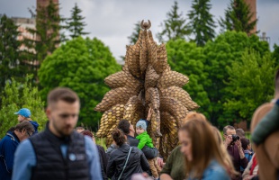Tovább lombosodott az Életfa - fotók