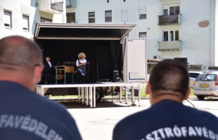 Erkélyből páholy: a tűzoltóknak játszottak a Csiky színészei
