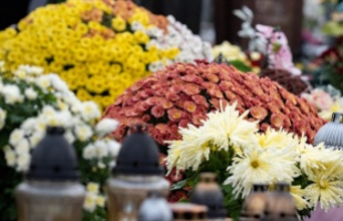 Virágboltokra és koszorúárusokra figyel a NAV Somogyban